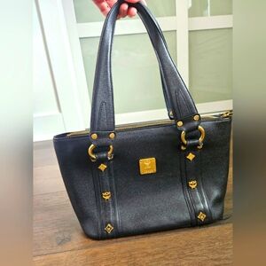 MCM🔥Grained Calfskin Tote Black